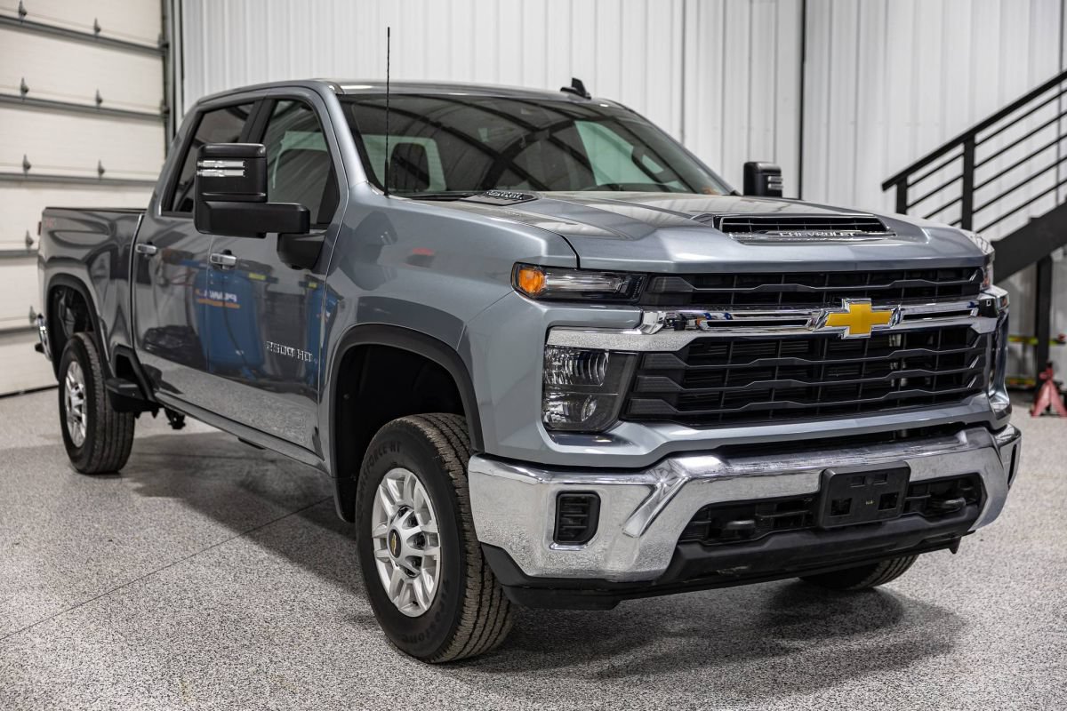 Used 2025 Chevrolet Silverado 2500 LT w/ Convenience Package AWD/4WD image 5