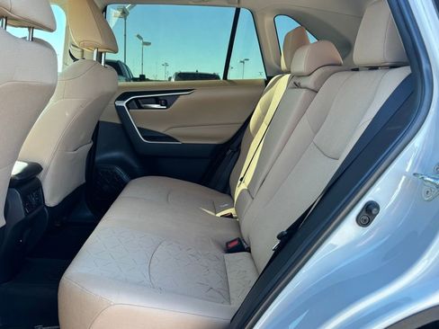 Used 2021 Toyota RAV4 XLE w/ Convenience Package image 9