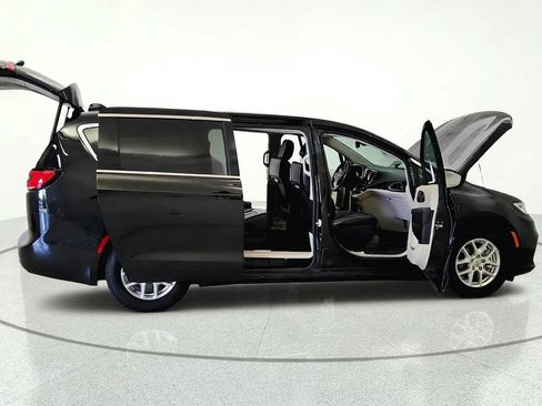Used 2023 Chrysler Pacifica Touring-L FWD image 12