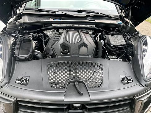 Certified 2025 Porsche Macan AWD/4WD image 15