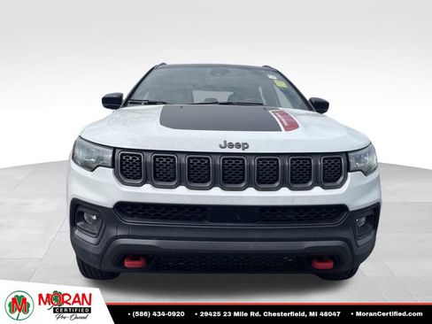 Used 2023 Jeep Compass Trailhawk w/ Trailhawk Convenience Group AWD/4WD image 3