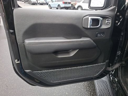 Used 2022 Jeep Wrangler Unlimited Sahara AWD/4WD image 12