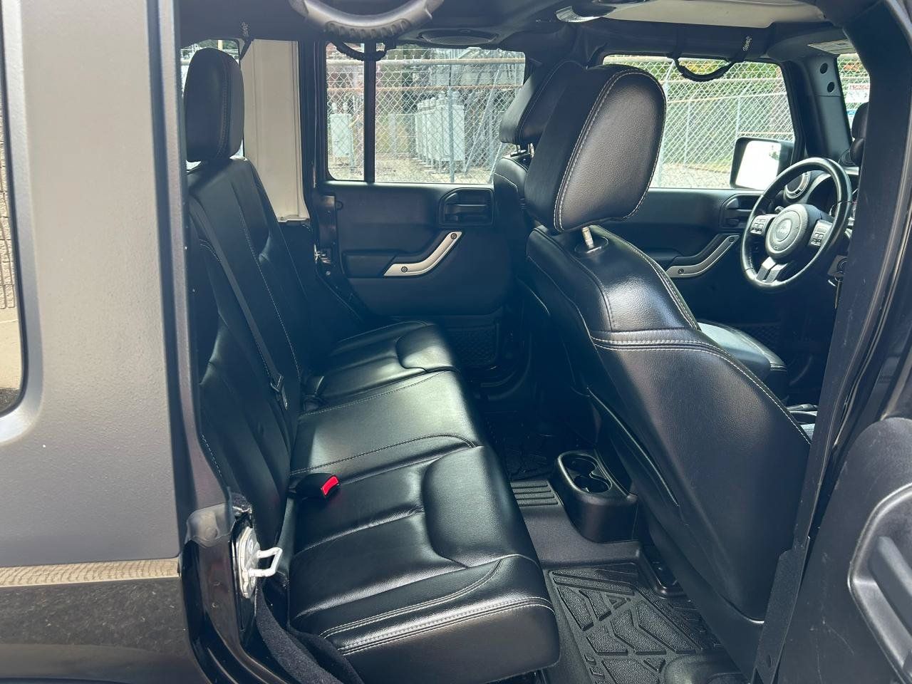 Used 2014 Jeep Wrangler Unlimited Rubicon w/ Connectivity Group AWD/4WD image 15