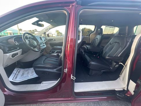 Used 2019 Chrysler Pacifica Touring-L Plus image 13