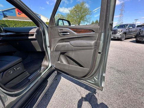 Used 2024 Cadillac Escalade Luxury AWD/4WD image 15