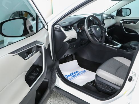 Used 2022 Toyota RAV4 XLE FWD image 3