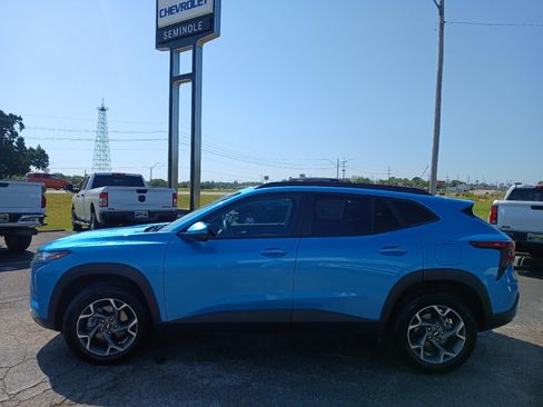 Used 2025 Chevrolet Trax LT FWD image 3