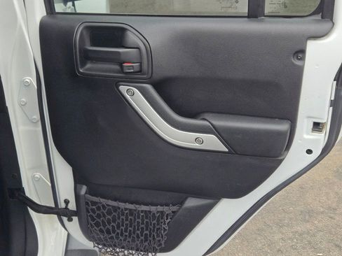 Used 2017 Jeep Wrangler Unlimited Sahara w/ Connectivity Group image 8