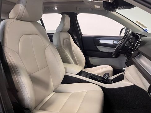 Used 2019 Volvo XC40 T5 Momentum image 10