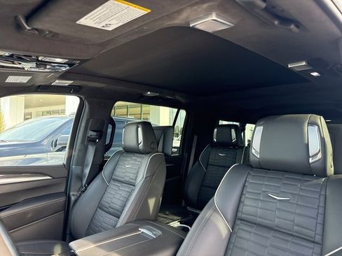 Used 2025 Cadillac Escalade ESV V image 38