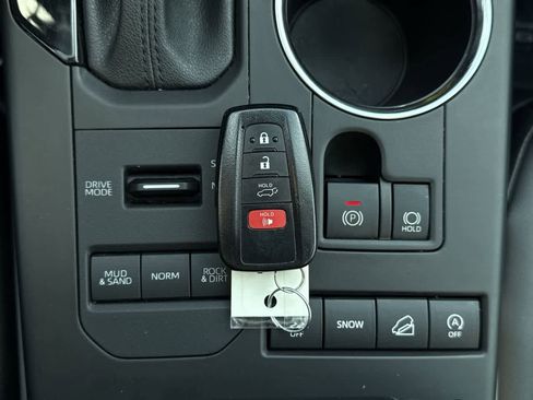 Used 2021 Toyota Highlander XLE image 24