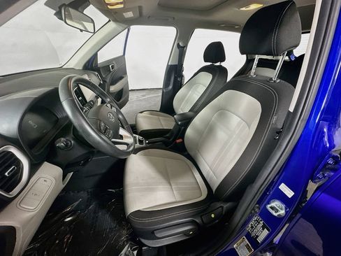 Used 2025 Hyundai Venue SEL FWD image 15