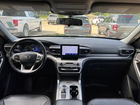 Used 2021 Ford Explorer XLT w/ Equipment Group 202A image 13