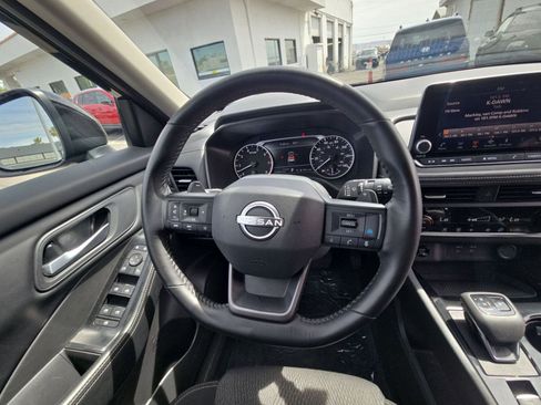Used 2025 Nissan Rogue SV FWD image 33