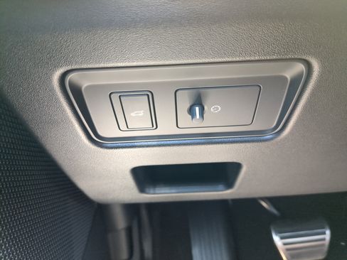 New 2025 Land Rover Discovery Dynamic SE image 27