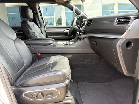 Used 2025 Jeep Wagoneer L Series II w/ 8-pass Seating Package AWD/4WD image 34