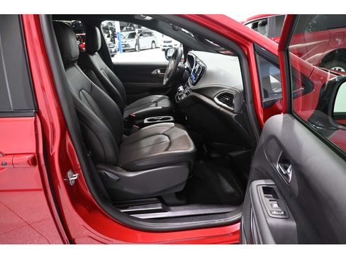 Used 2025 Chrysler Pacifica Select w/ Fav Edition Package FWD image 15