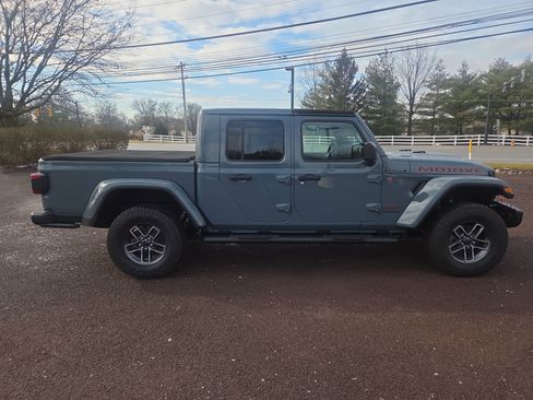 Used 2024 Jeep Gladiator Mojave image 2