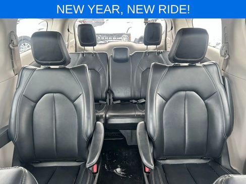 Used 2023 Chrysler Pacifica Touring-L image 25