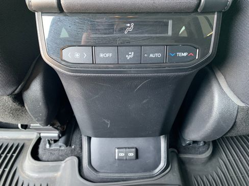 Used 2022 Toyota Highlander LE AWD/4WD image 31