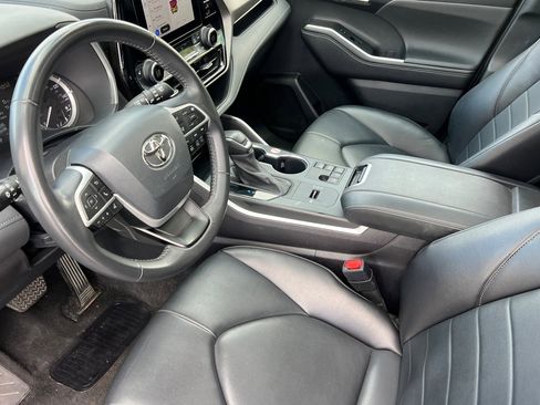 Used 2024 Toyota Highlander XLE image 10