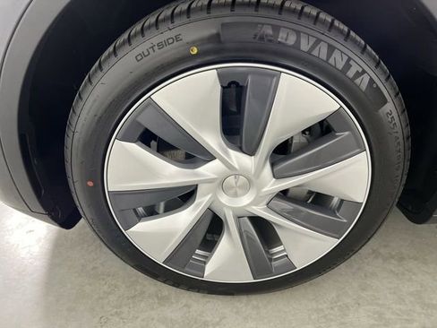 Used 2024 Tesla Model Y 2WD image 31