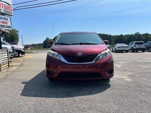 Used 2012 Toyota Sienna LE w/ Towing Pkg AWD/4WD image 7