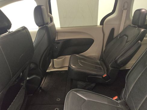 Used 2018 Chrysler Pacifica Limited FWD image 18