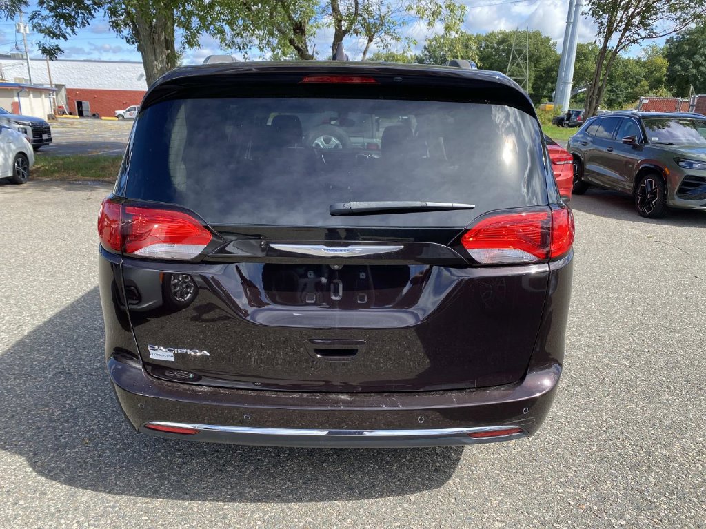 Used 2018 Chrysler Pacifica Touring-L FWD image 4
