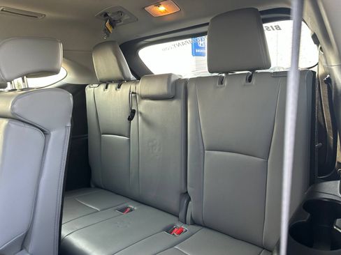 Used 2021 Toyota Highlander XLE AWD/4WD image 25