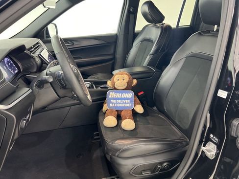 Used 2025 Jeep Grand Cherokee Altitude image 17