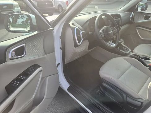 Used 2025 Kia Soul LX w/ LX Technology Package FWD image 4