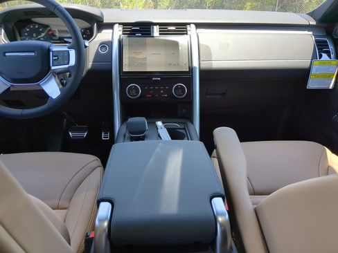 New 2025 Land Rover Discovery Dynamic SE image 13