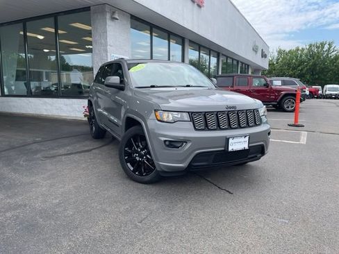 Used 2019 Jeep Grand Cherokee Altitude AWD/4WD image 3