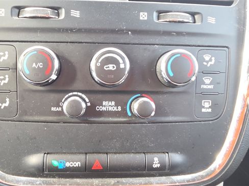 Used 2018 Dodge Grand Caravan SE w/ UConnect Hands-Free Group image 23