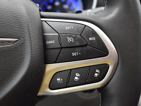 Used 2024 Chrysler Pacifica Touring-L FWD image 23