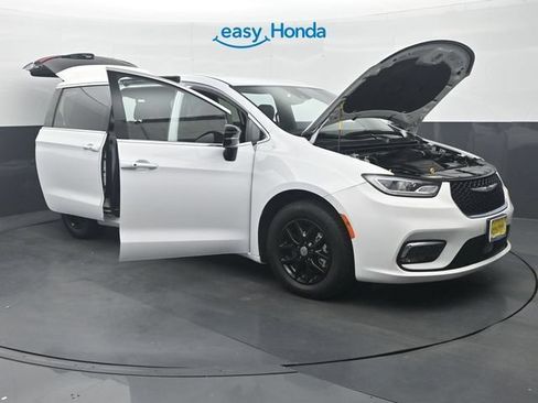 Used 2025 Chrysler Pacifica Select FWD image 35