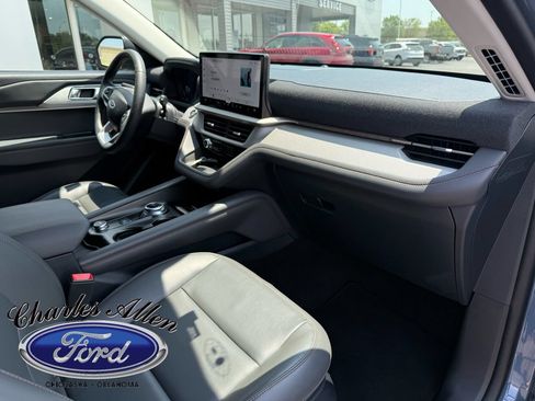 Used 2025 Ford Explorer Active w/ Active Comfort Package RWD image 11