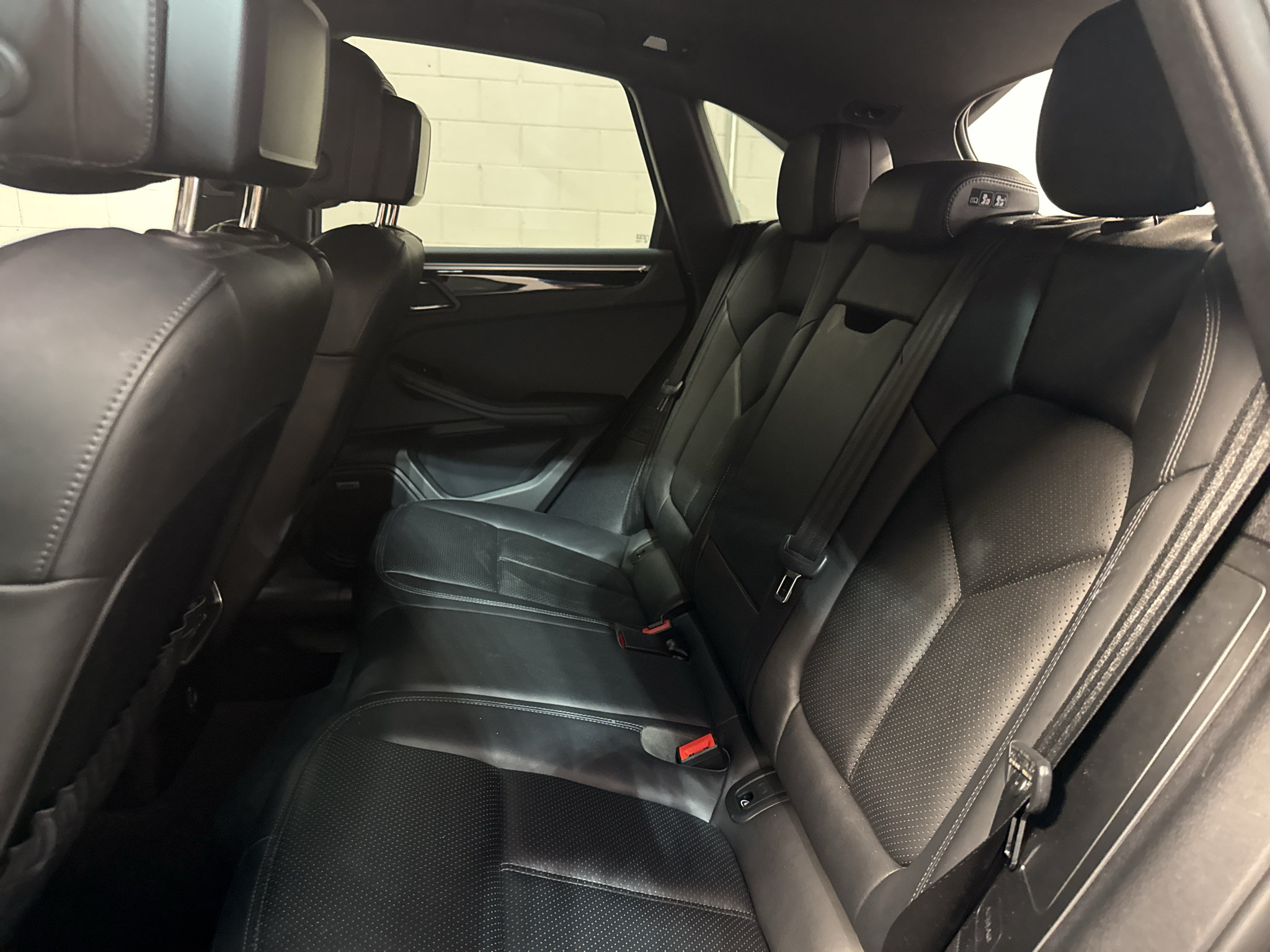 Used 2018 Porsche Macan AWD/4WD image 32