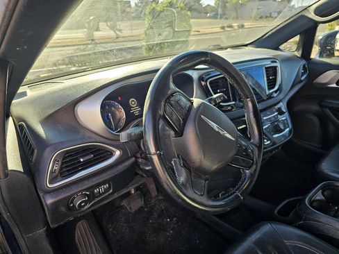 Used 2018 Chrysler Pacifica Touring-L Plus image 21