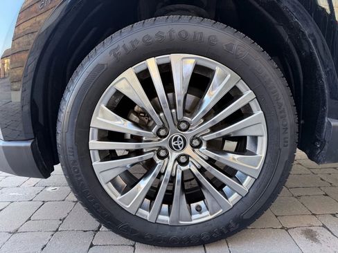 Used 2023 Toyota Venza XLE image 31