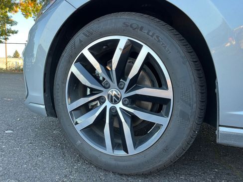 Used 2025 Volkswagen Jetta SE image 30