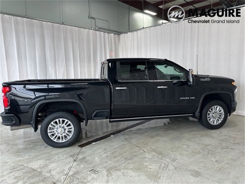 Used 2022 Chevrolet Silverado 2500 High Country image 2