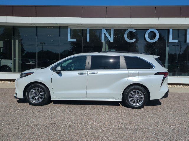 Used 2022 Toyota Sienna XLE FWD image 3