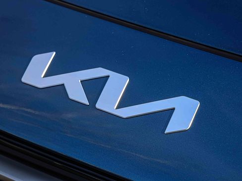 Certified 2025 Kia Niro SX Touring image 30