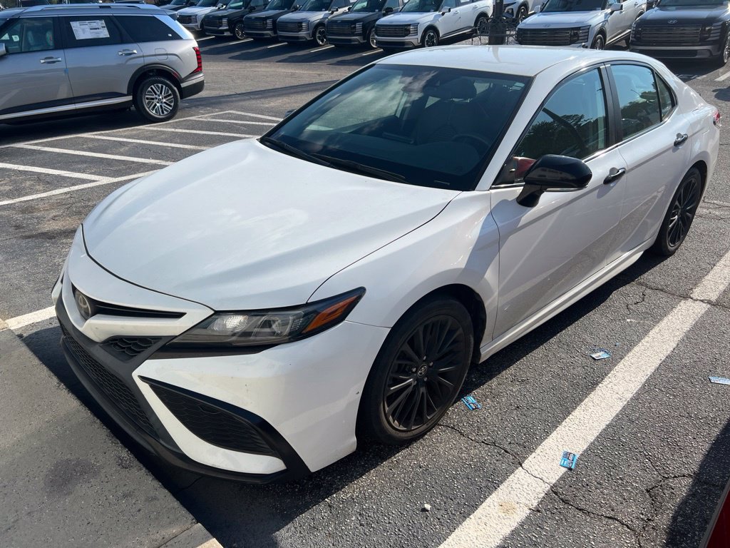 Used 2022 Toyota Camry SE w/ Carpet Mat Package (TMS) FWD image 2