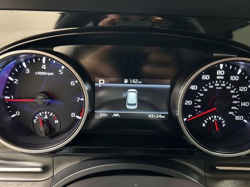 Used 2023 Kia Carnival EX image 16