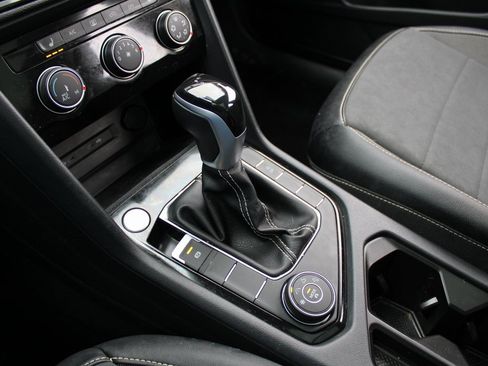 Certified 2023 Volkswagen Taos SE w/ Panoramic Sunroof Package image 18