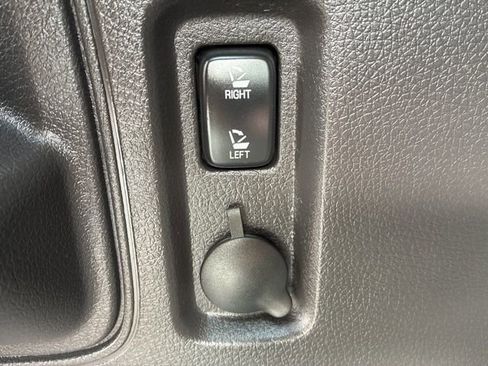 Used 2013 Lincoln MKX Base image 6