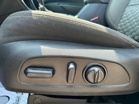 Used 2018 Chevrolet Equinox LT FWD image 19